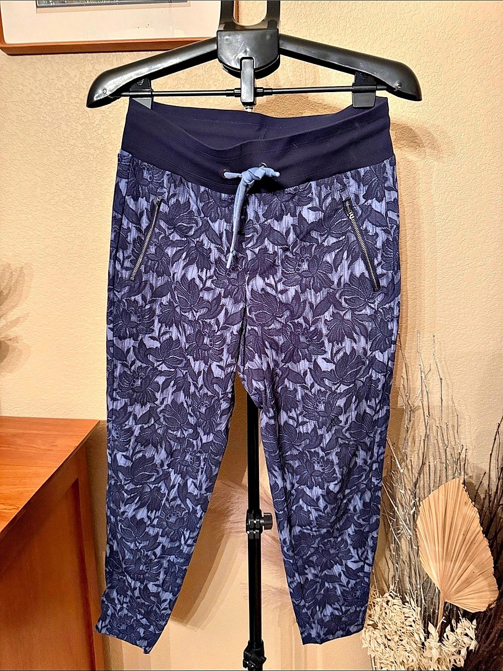 Athleta Floral Leggings in Blue & Black Size 8 Like New